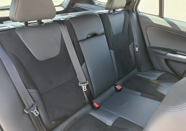 Volvo V60 cena 60800 przebieg: 142000, rok produkcji 2017 z Gdańsk małe 211